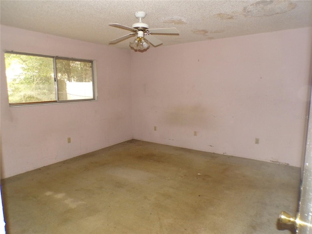 unfurnished room with a textured ceiling and ceiling fan