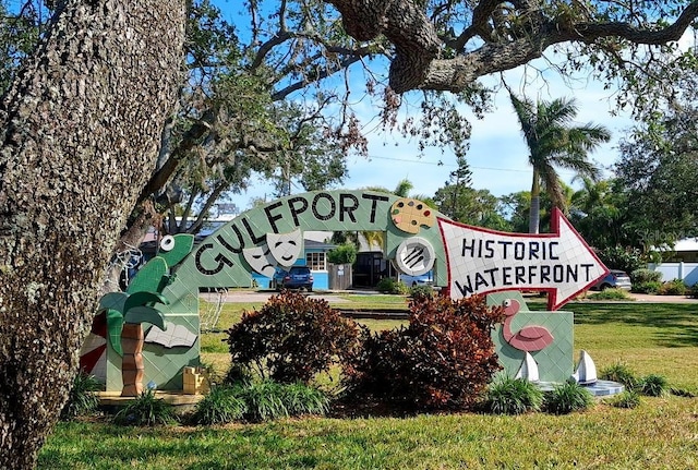 community / neighborhood sign featuring a lawn