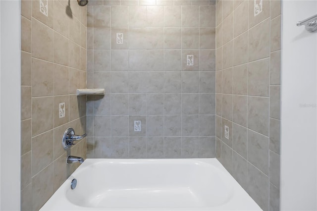 bathroom with tiled shower / bath