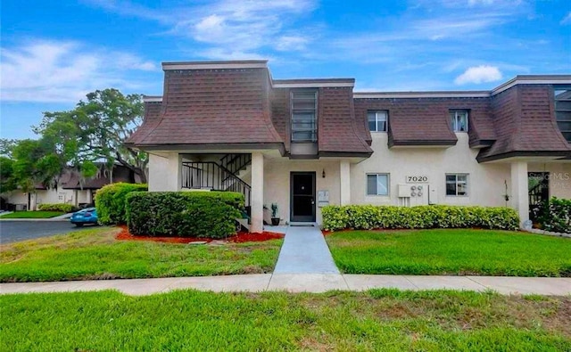 view of front of house featuring a front lawn