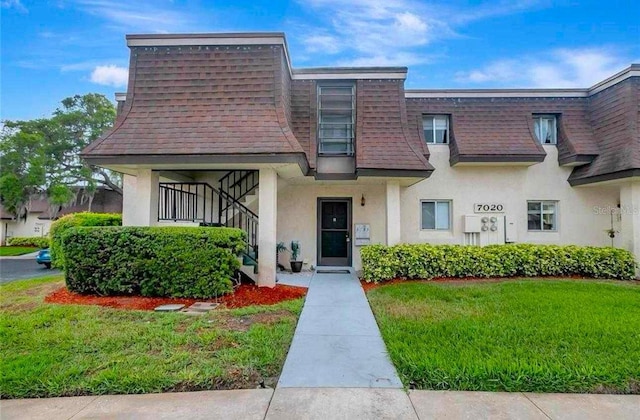 view of front of house featuring a front lawn