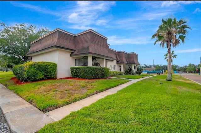 view of side of property featuring a lawn