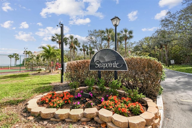 community sign with a lawn