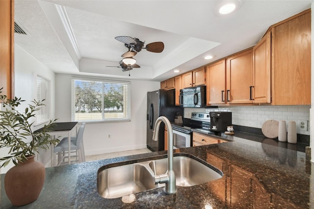 7550 Sunshine Skyway Ln S Unit T48, Saint Petersburg, FL 33711 - kitchen with black appliances, a sink, baseboards, a tray ceiling, and backsplash