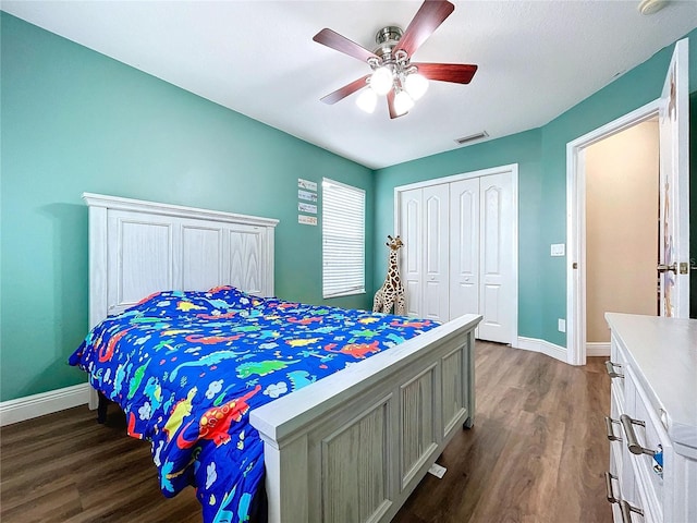 bedroom featuring ceiling fan, dark wood-type flooring, and a closet