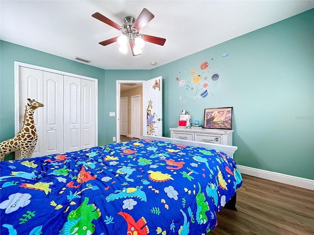 bedroom featuring ceiling fan, dark hardwood / wood-style floors, and a closet