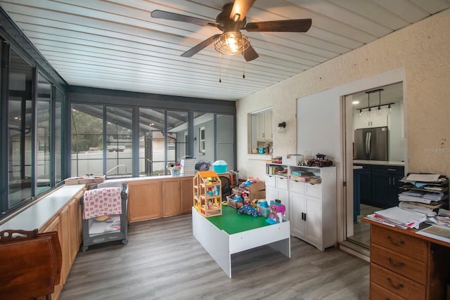 sunroom featuring ceiling fan