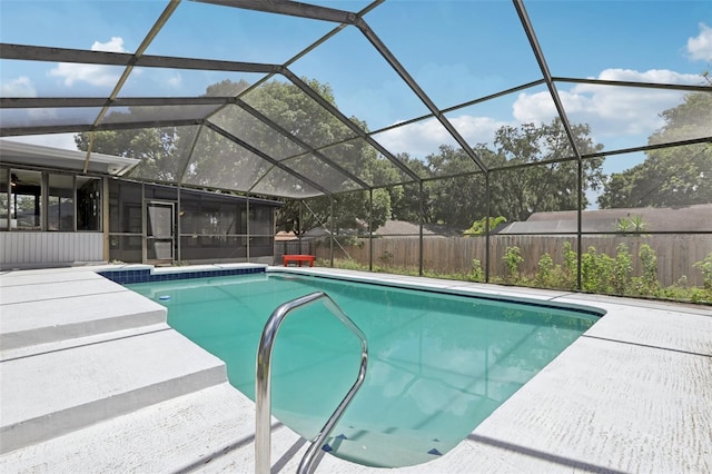 1009 Black Knight Dr, Valrico, FL 33594 - view of swimming pool featuring a sunroom and a lanai