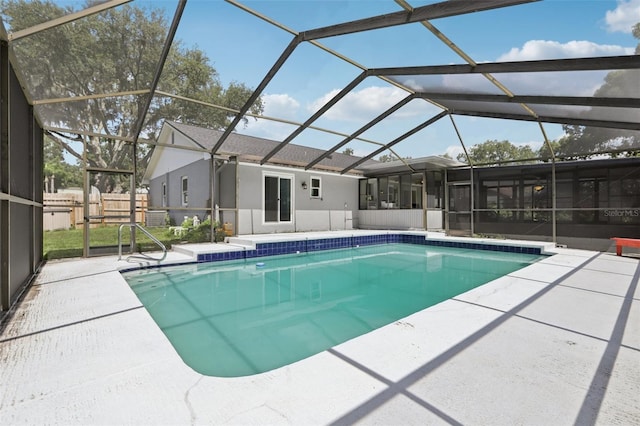 1009 Black Knight Dr, Valrico, FL 33594 - swimming pool featuring a patio, a sunroom, and glass enclosure