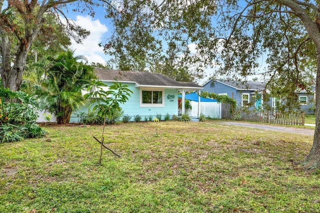 single story home featuring a front lawn