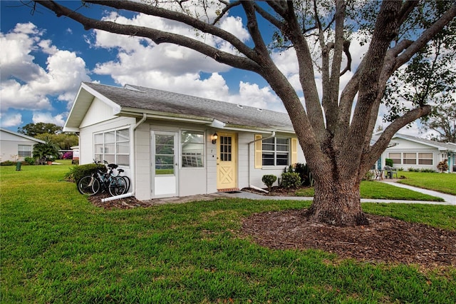 single story home featuring a front yard