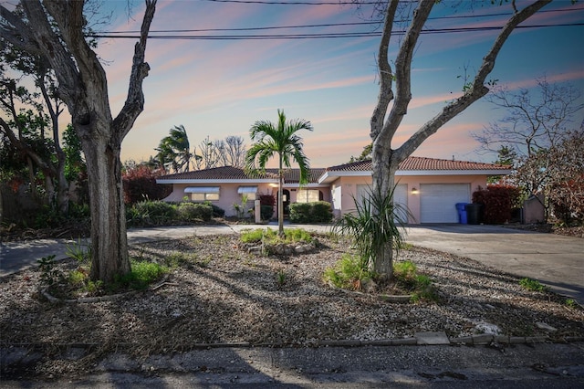 view of front facade featuring a garage