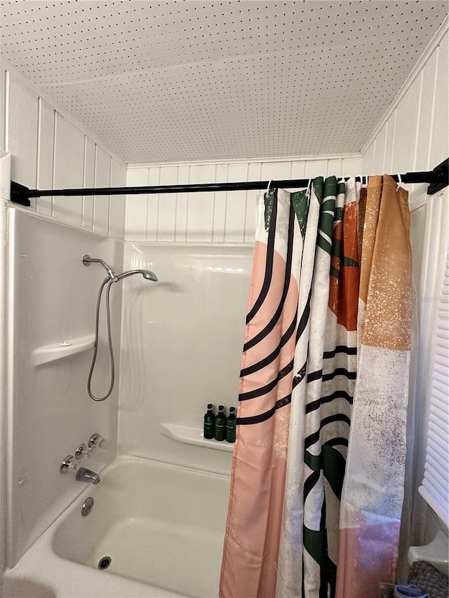 bathroom with shower / tub combo with curtain