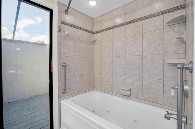 bathroom featuring tiled shower / bath combo