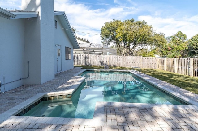 view of swimming pool