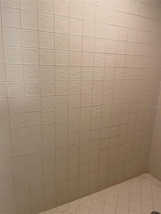 interior details with a tile shower