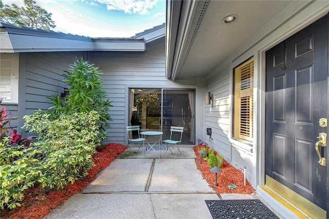 property entrance featuring a porch