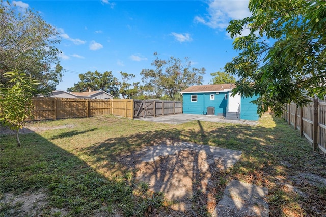 view of yard with a patio area