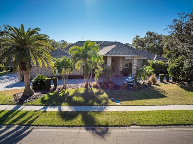 view of front of house featuring a front yard