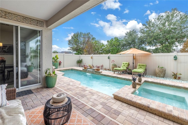 view of pool featuring an in ground hot tub and pool water feature