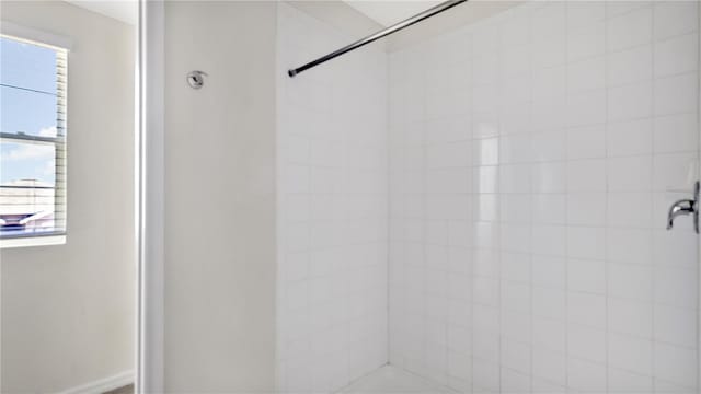 bathroom featuring a tile shower