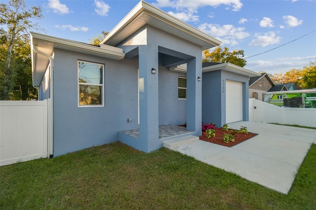 view of front of home featuring a front yard and a garage