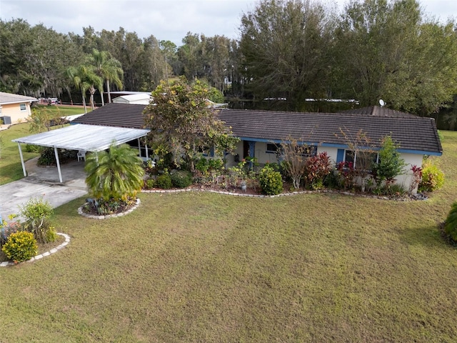 view of front of property featuring a front lawn