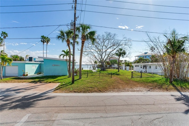 view of front of home featuring a front yard