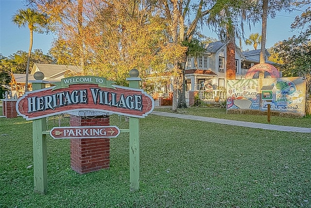 community sign with a yard