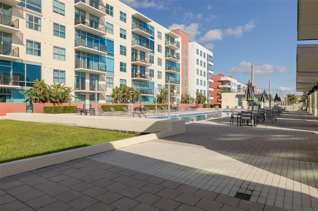1120 E Kennedy Blvd Unit 1221, Tampa, FL 33602 - view of property's community with a swimming pool and a patio area