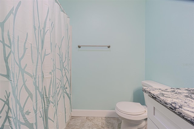 bathroom with a shower with curtain, vanity, and toilet