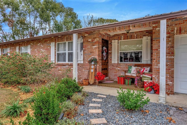 property entrance featuring a porch