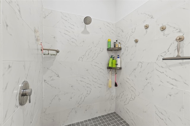 bathroom featuring a tile shower