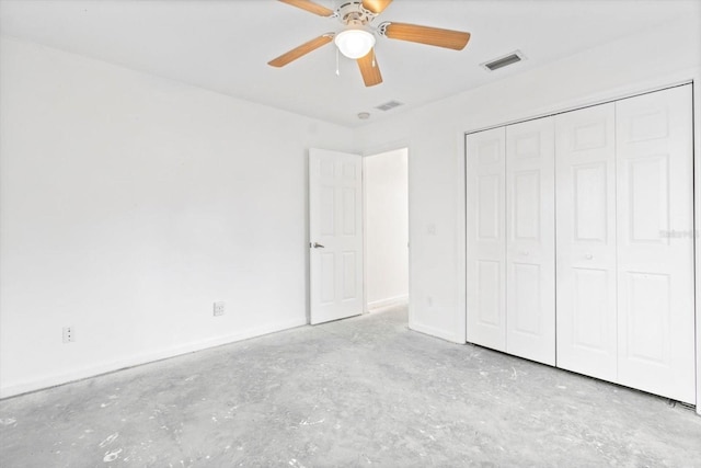 unfurnished bedroom featuring ceiling fan and a closet