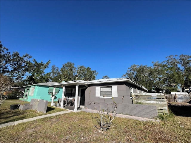 view of front of home featuring a front yard