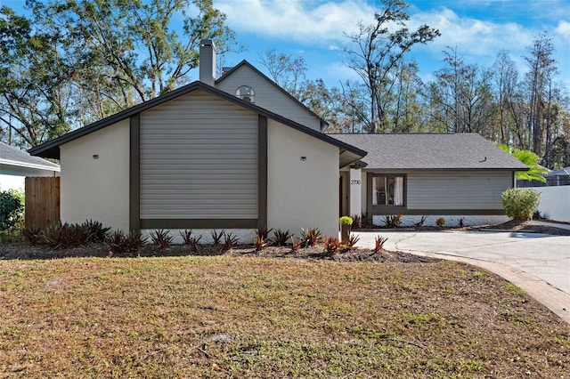 single story home with a front lawn