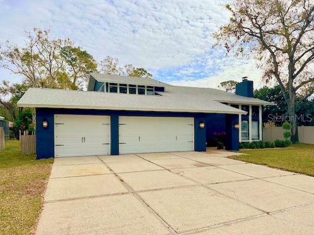 view of front facade featuring a garage and a front lawn