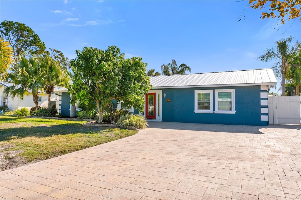 ranch-style home with a front lawn