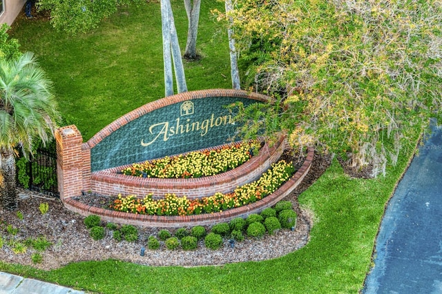 community sign featuring a yard