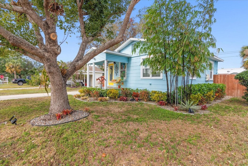 view of front facade with a front yard