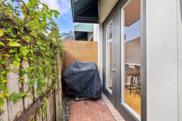 balcony featuring a grill