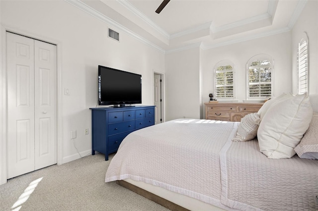 carpeted bedroom featuring ceiling fan, ornamental molding, and a closet