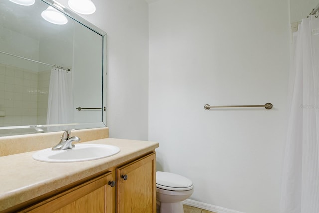 full bathroom featuring toilet, curtained shower, baseboards, and vanity