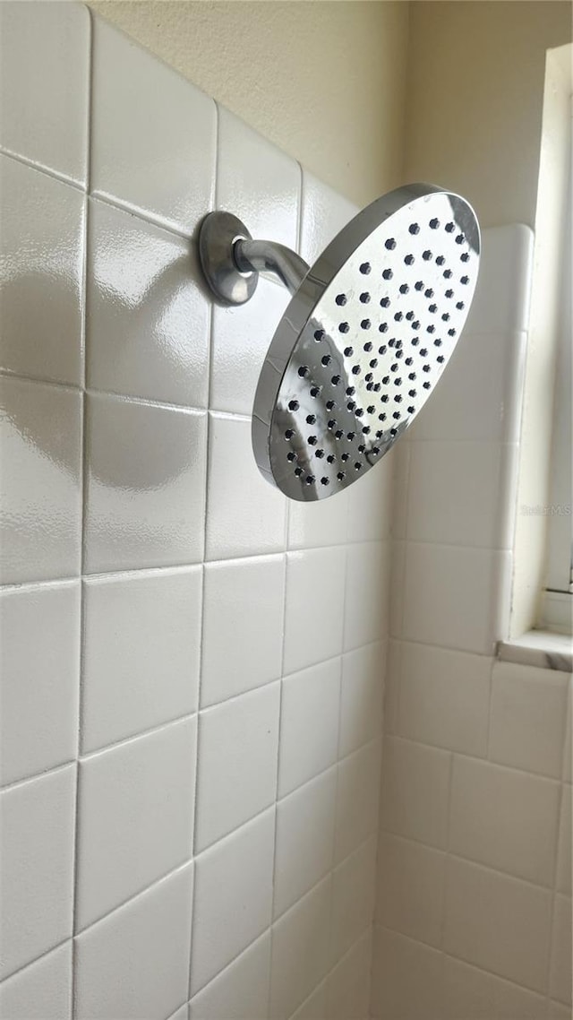 room details featuring a tile shower