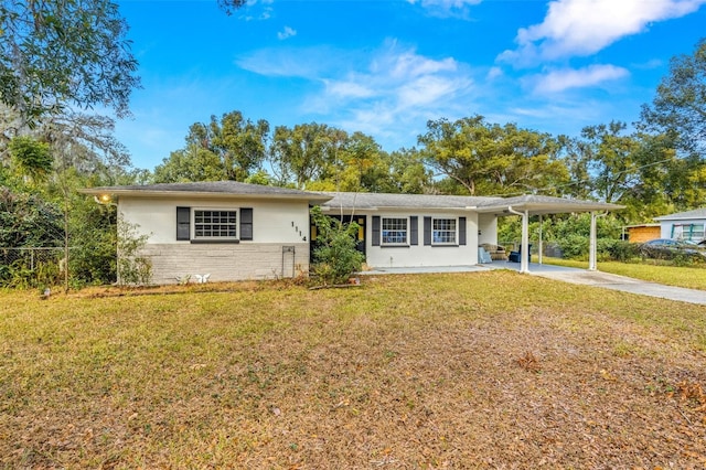 ranch-style house featuring a front lawn and a carport