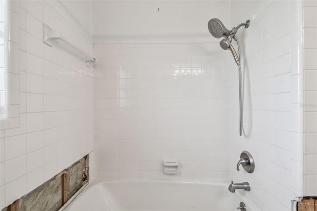 bathroom featuring tiled shower / bath