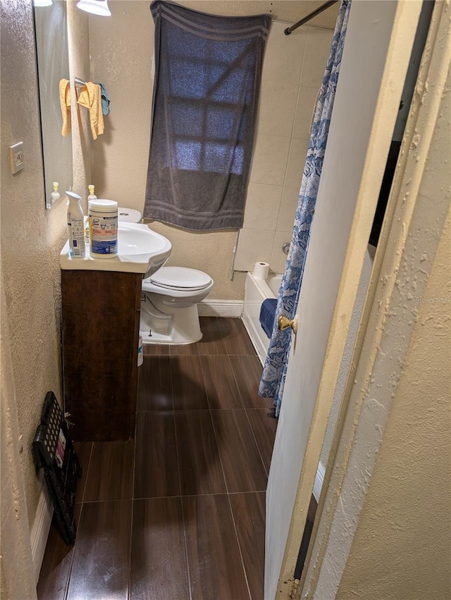 full bathroom featuring shower / bathtub combination with curtain, vanity, and toilet