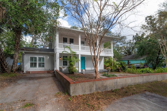 view of front of property featuring a balcony