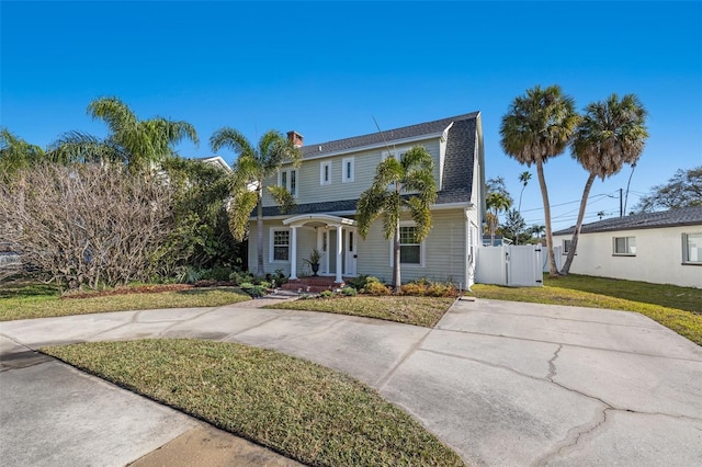 view of front of home featuring a front yard