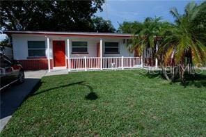 view of front of home featuring a front yard